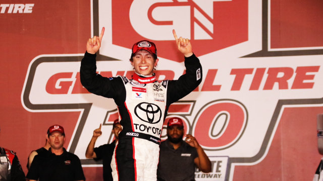Jones holds off hard charge from Herbst to win thriller at Charlotte